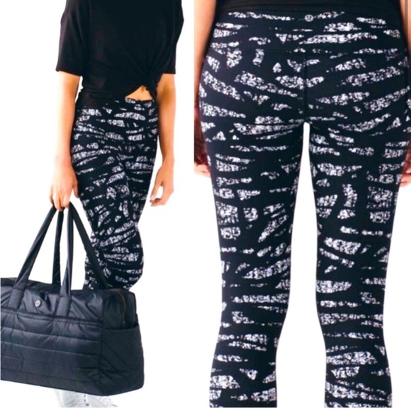 Lululemon Full-On Luxtreme Wunder Under
Legging, Hi-Rise, Graf Black White, Sz 6 - Picture 3 of 14